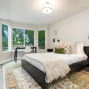 Madison Park With Outdoor Private Garden And Grill 1br 1ba , Seattle United States