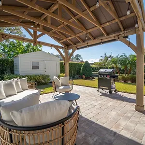 Beautiful Oasis Home, Walking Distance To Ray Jay Holiday home